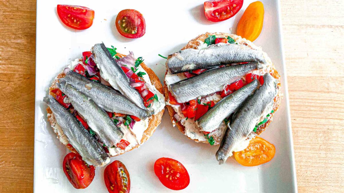 Sandwich cu salata de ardei si sardine
